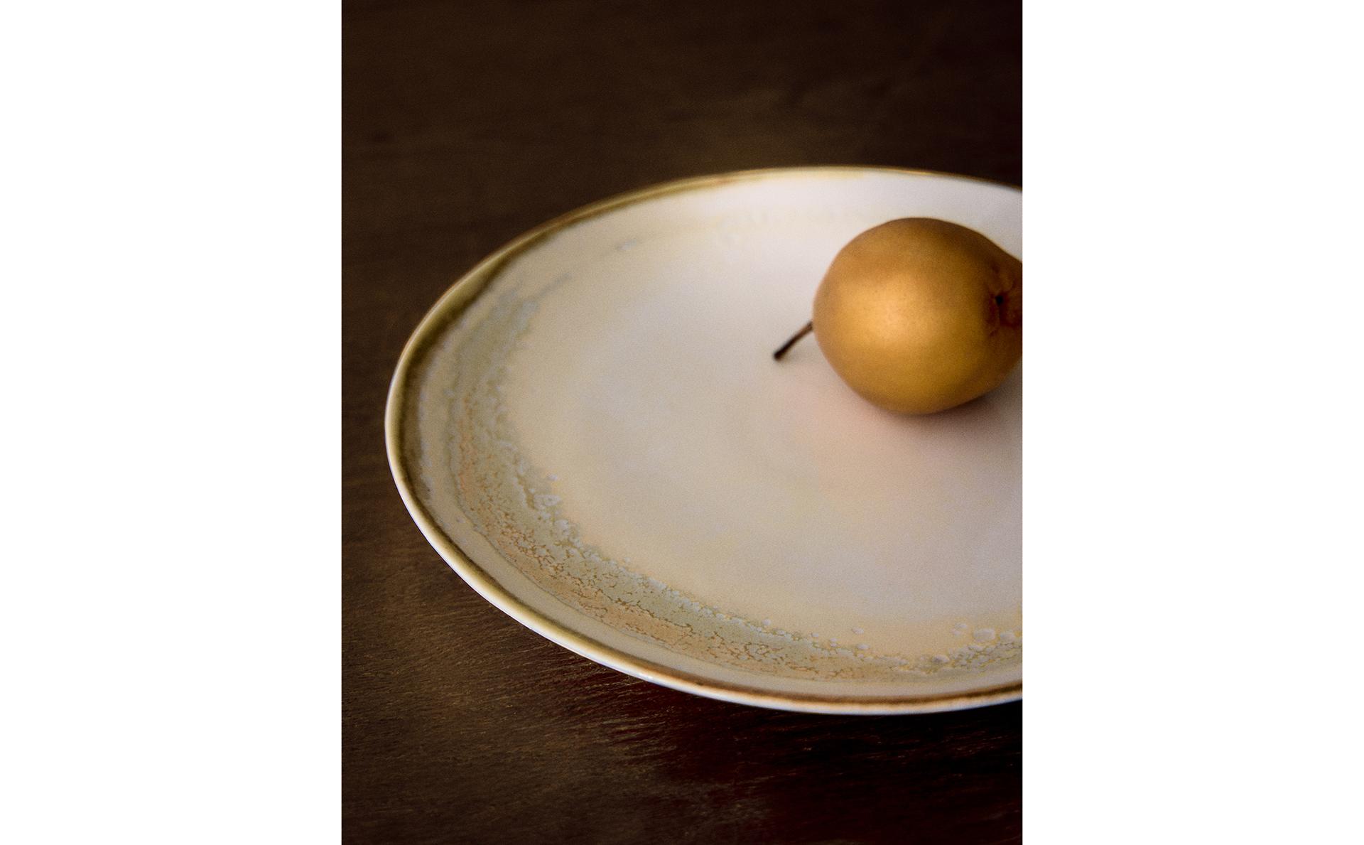 ROUND STONEWARE SERVING DISH ROUND STONEWARE SERVING DISH