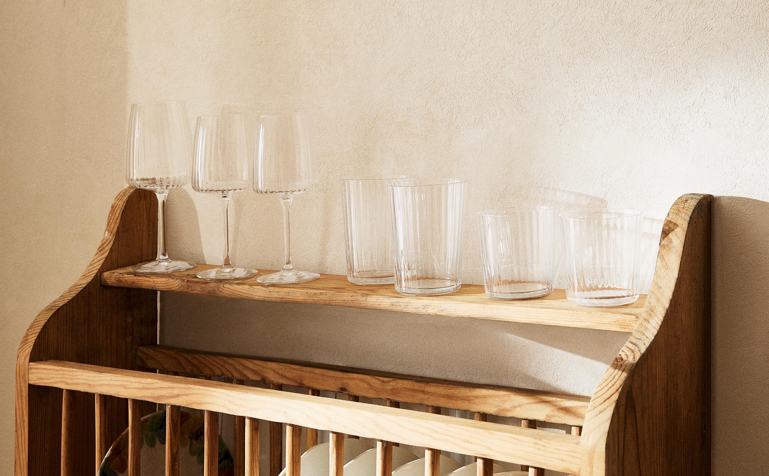 GLASSWARE SET WITH LINES