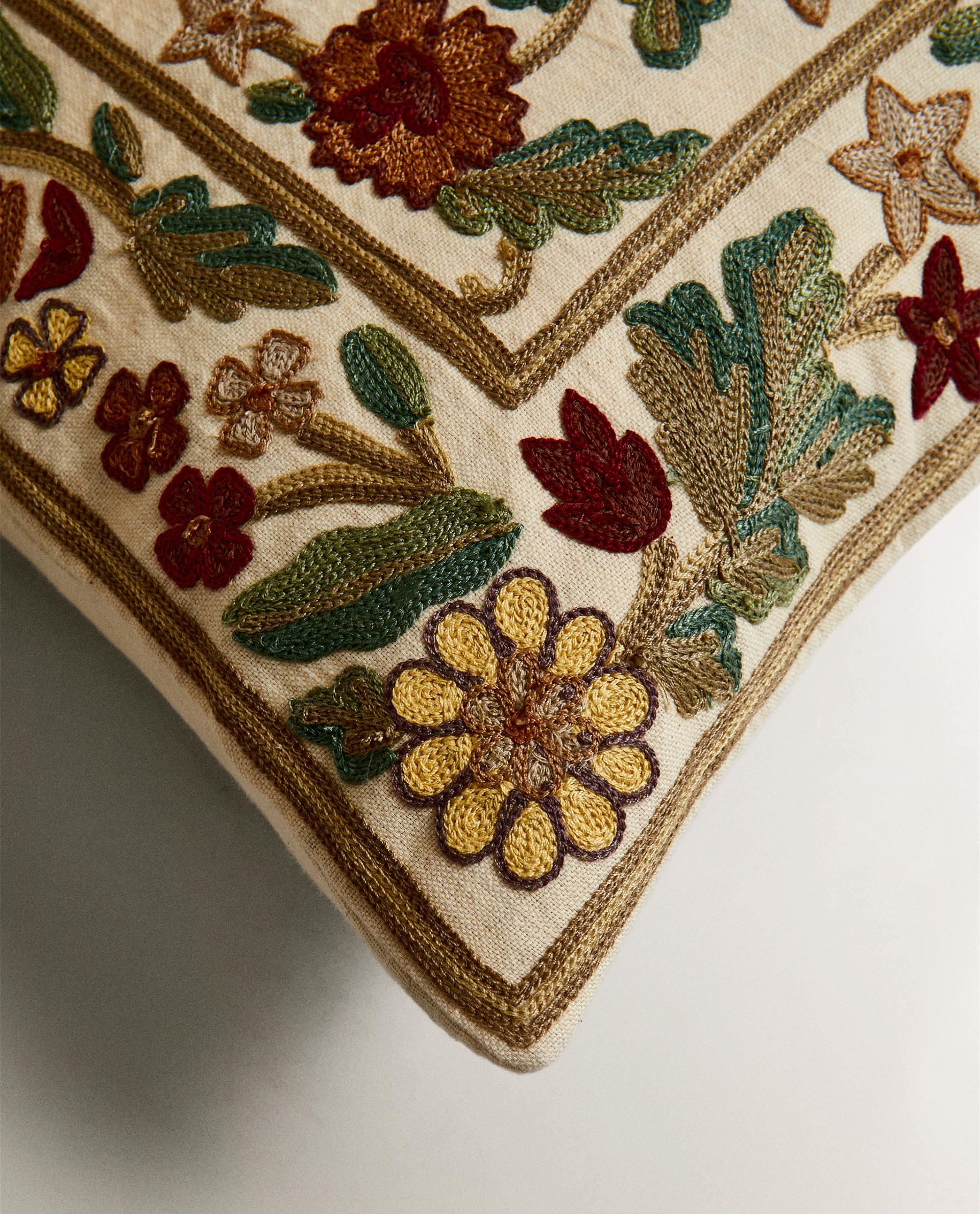 غلاف وسادة بتطريز أزهار Zara Home Oman