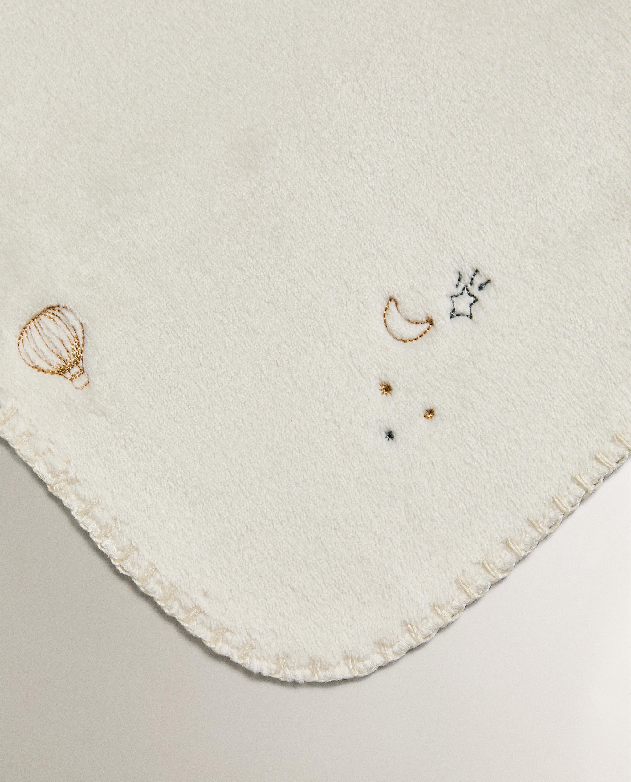 FLEECE BABY BLANKET WITH EMBROIDERED BALLOONS product thumbnail 2
