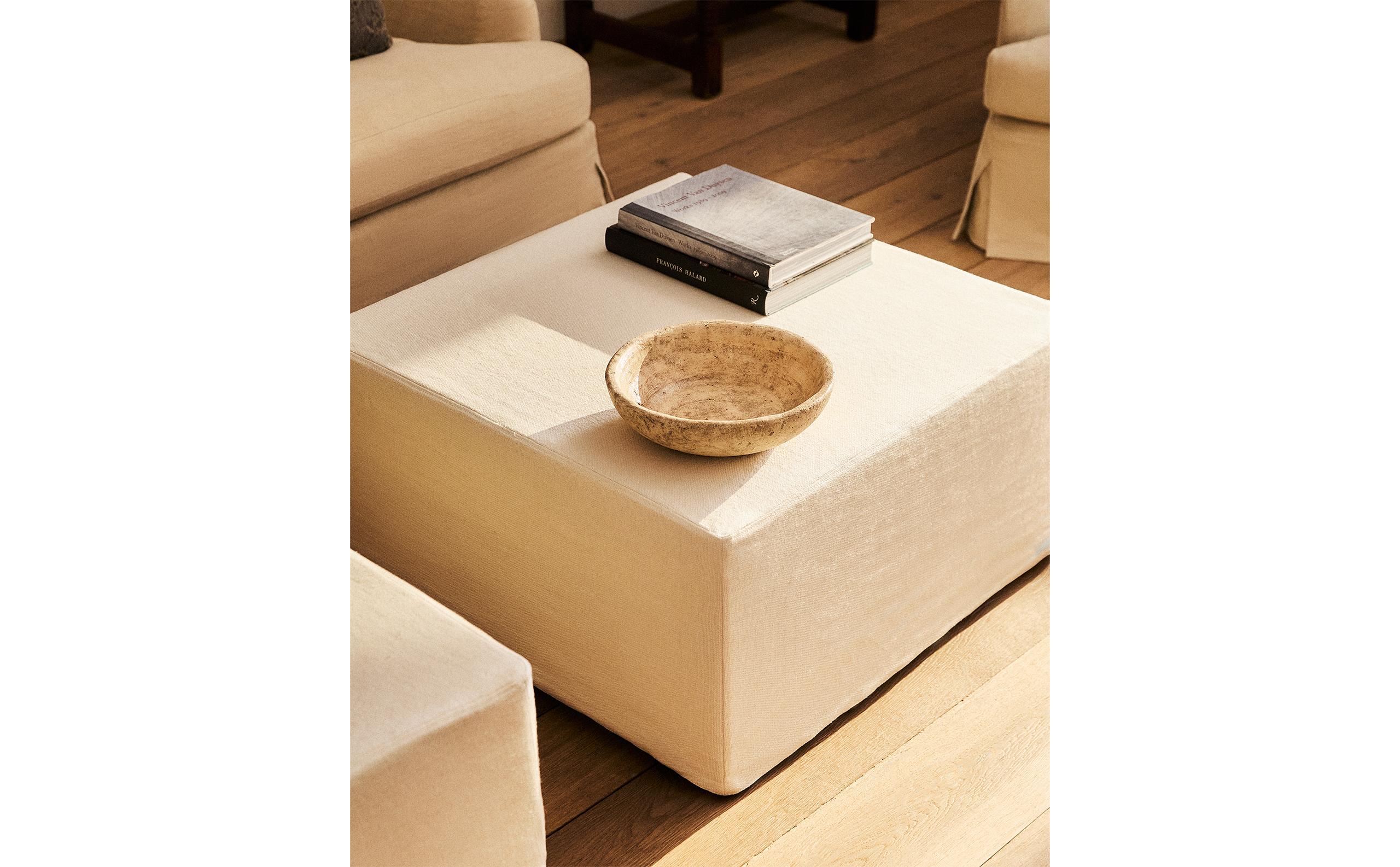 POUFFE TABLE WITH A SQUARE STRUCTURE AND LINEN COVER