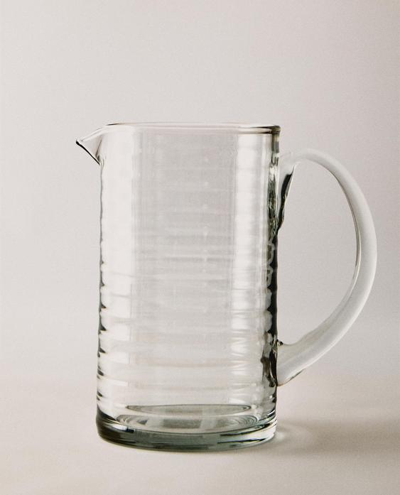 כד זכוכית עם עיצוב קו מובלט