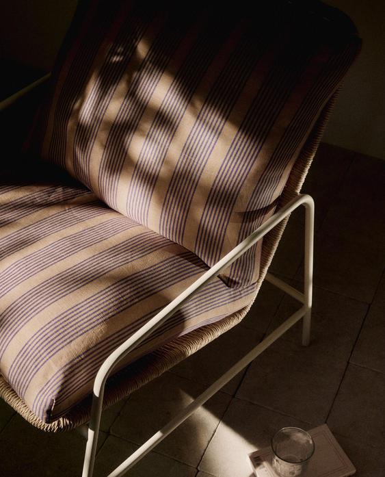 CHAISE EXTÉRIEURE ET COUSSINS RAYÉS CHAISE EXTÉRIEURE ET COUSSINS RAYÉS