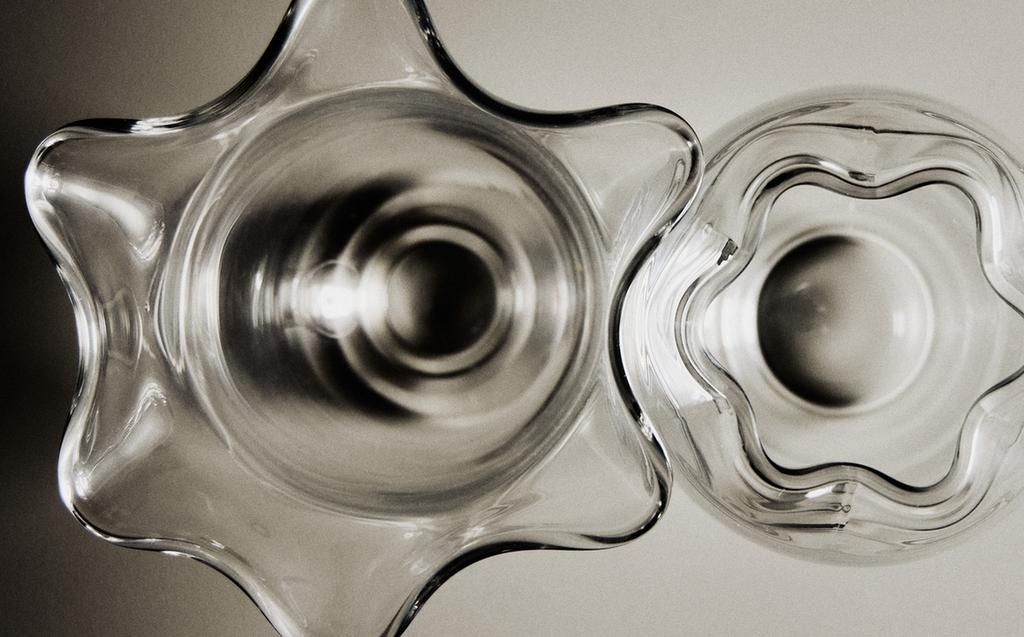 GOLVENDE TRANSPARANTE GLAZEN VAAS GOLVENDE TRANSPARANTE GLAZEN VAAS