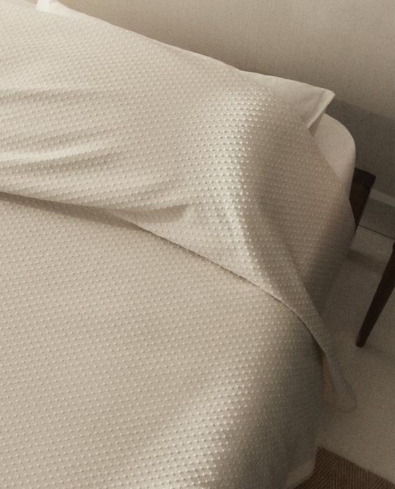BEDSPREAD WITH POLKA DOT DESIGN