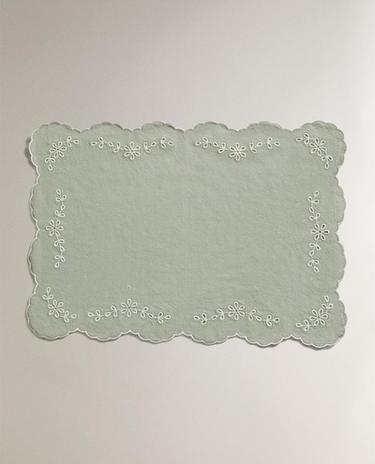 PLACEMAT WITH CUTWORK EMBROIDERY