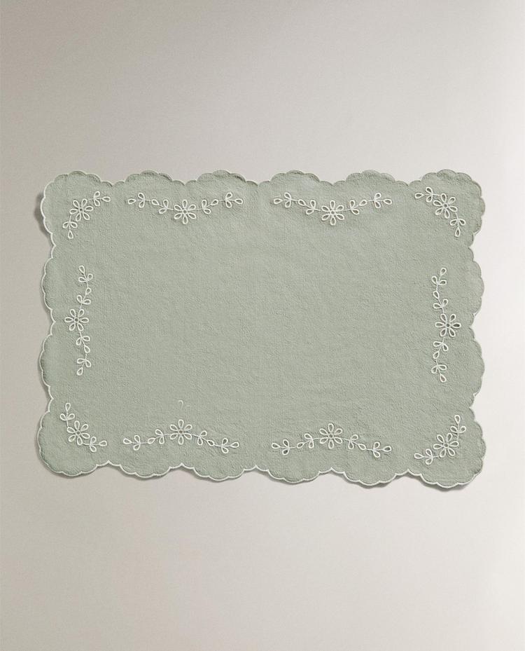 MANTEL INDIVIDUAL BORDADO PERFORADO