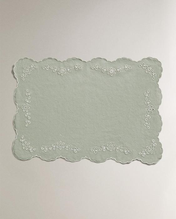 PLACEMAT WITH CUTWORK EMBROIDERY