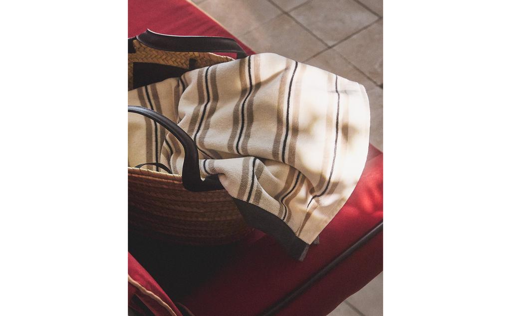 VELOUR BEACH TOWEL WITH CONTRAST STRIPES VELOUR BEACH TOWEL WITH CONTRAST STRIPES