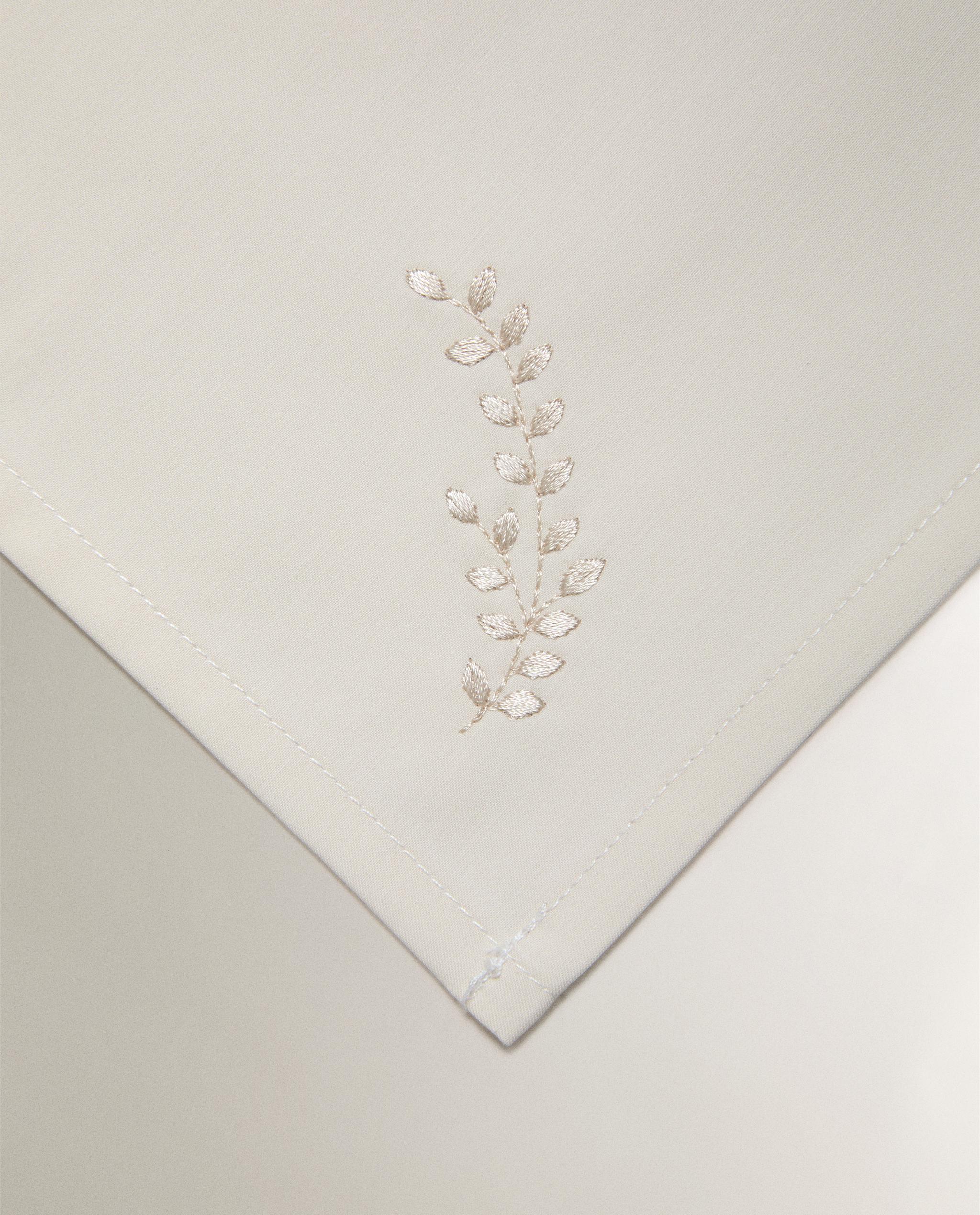 PACK OF PLANT EMBROIDERY NAPKINS (PACK OF 2) product thumbnail 4
