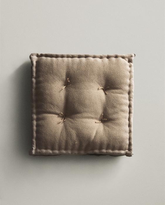 SEAT CUSHION WITH TOPSTITCHING