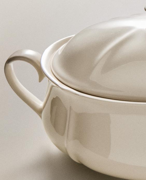 EARTHENWARE TUREEN WITH RAISED-DESIGN EDGE EARTHENWARE TUREEN WITH RAISED-DESIGN EDGE
