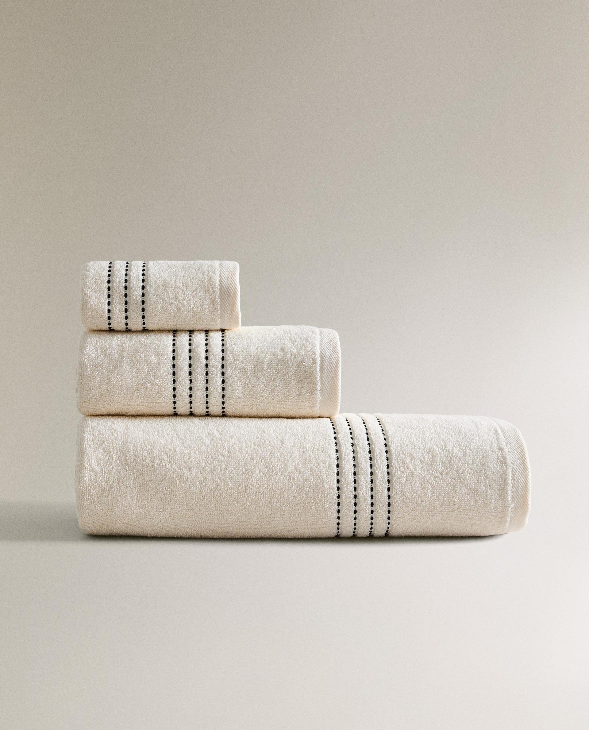 BATH TOWEL WITH CONTRAST PIPING BATH TOWEL WITH CONTRAST PIPING