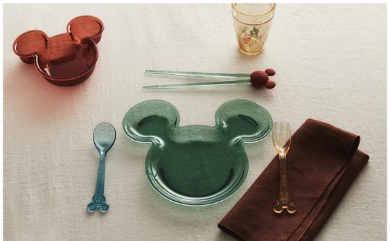 KIDS' MICKEY & MINNIE SHAPED TABLEWARE ©DISNEY