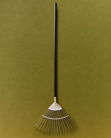 GARDEN RAKE WITH WOODEN HANDLE