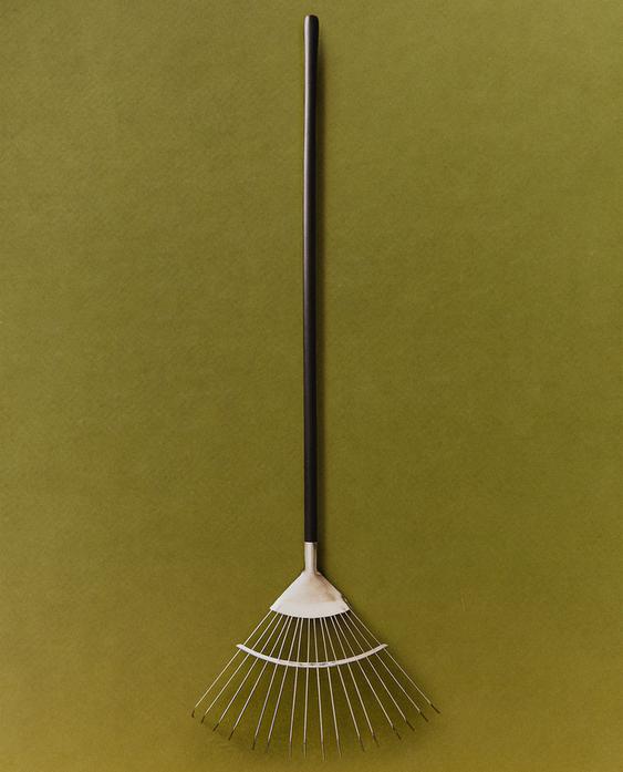 GARDEN RAKE WITH WOODEN HANDLE GARDEN RAKE WITH WOODEN HANDLE