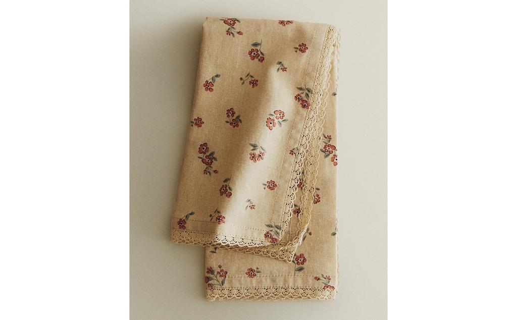 حزمة فوط مائدة بأزهار برية بحافة دانتيل (حزمة 2 قطعة)