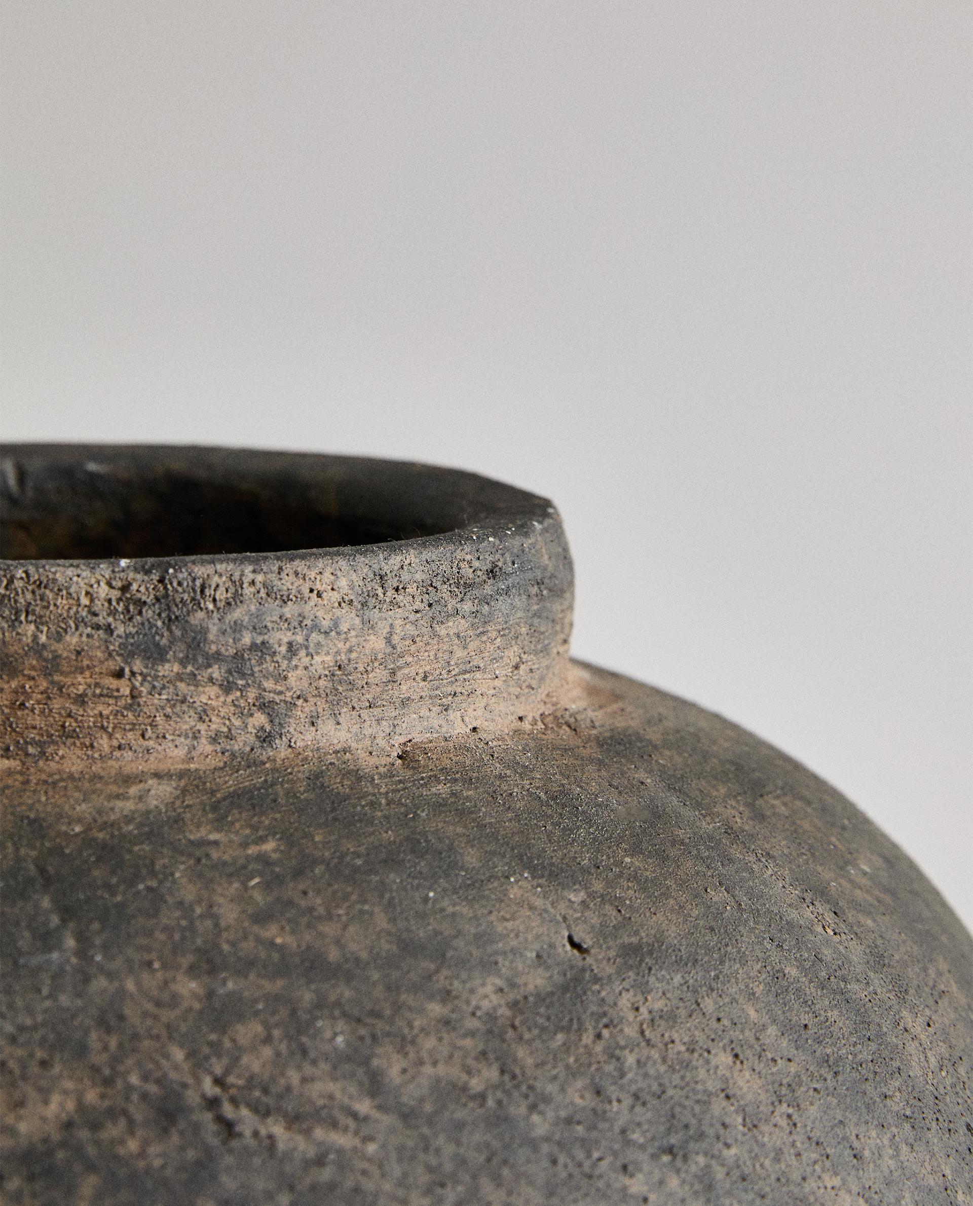 DISTRESSED TEXTURE CERAMIC VASE product thumbnail 6