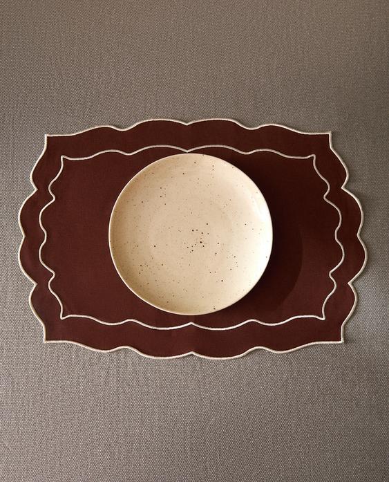 SCALLOPED PLACEMAT