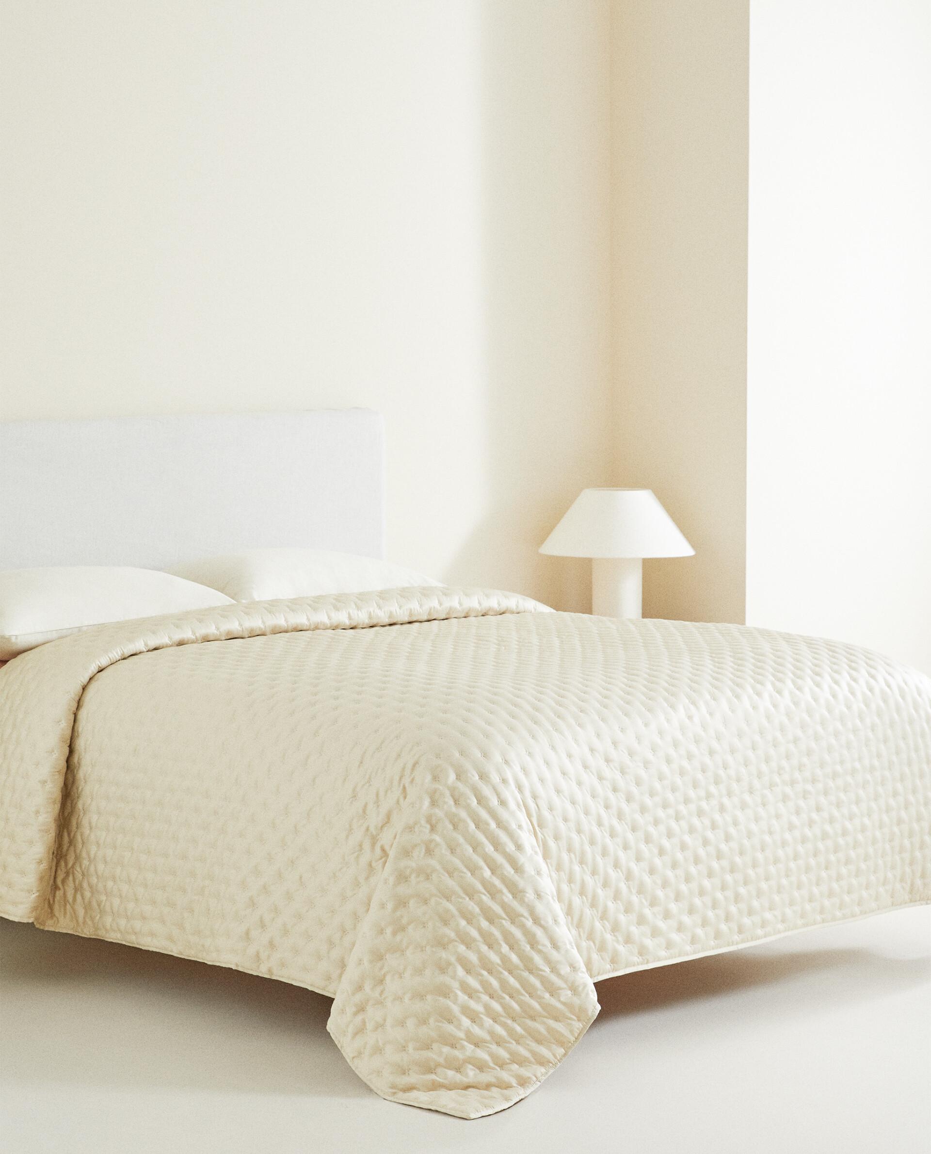 PLAIN QUILTED BEDSPREAD WITH KNOTS product thumbnail 16
