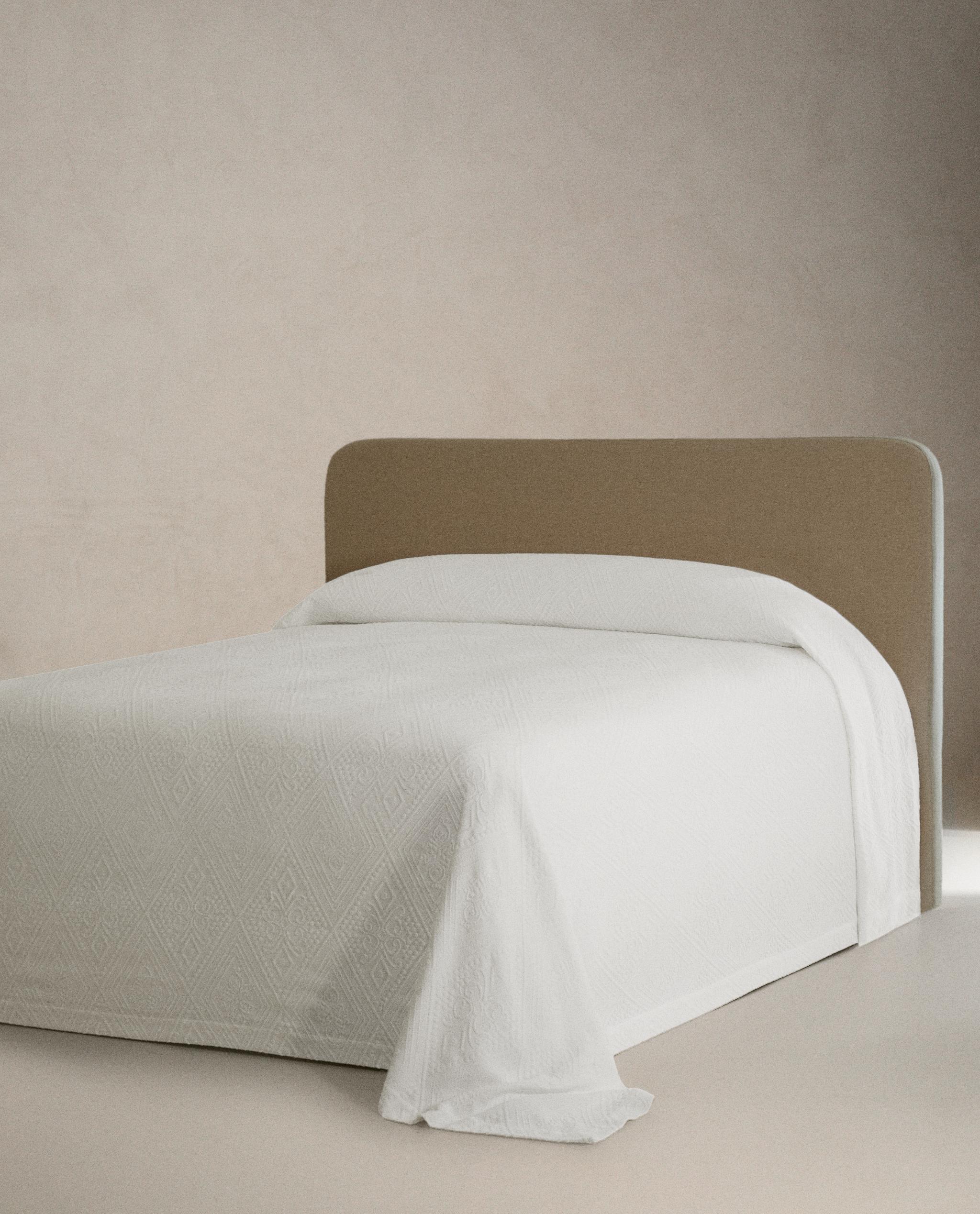 COTTON BEDSPREAD WITH GEOMETRIC DESIGN product thumbnail 3