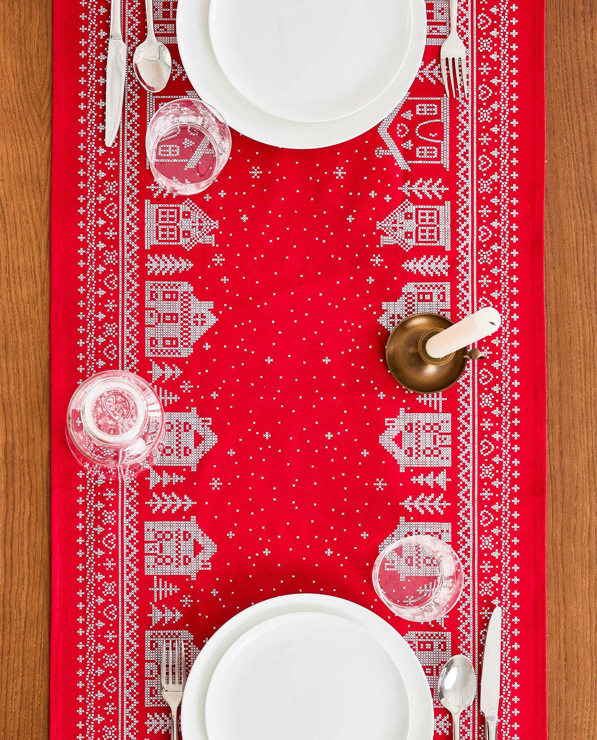 CHRISTMAS VILLAGE COTTON TABLE RUNNER