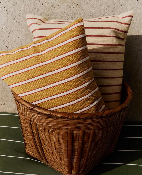 BASKET AND CUSHIONS