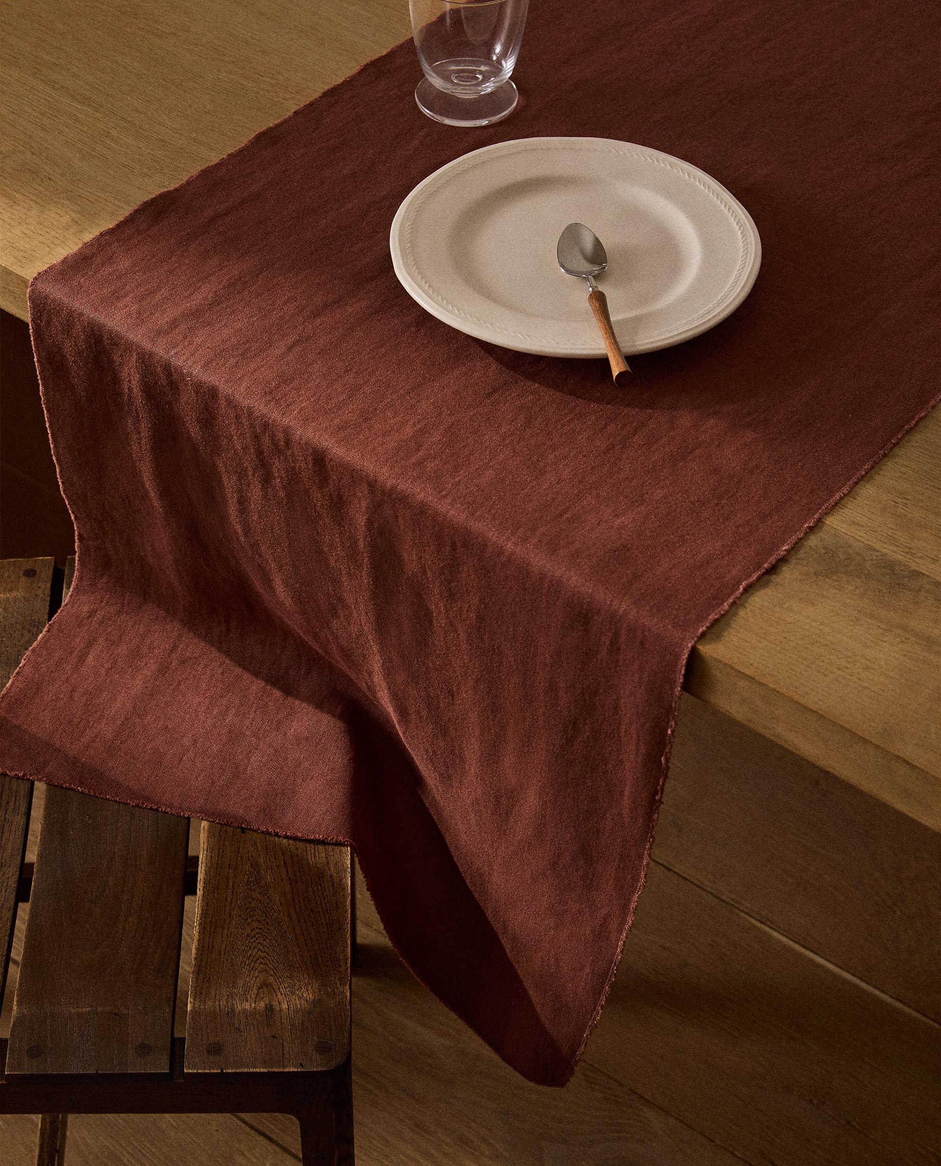 TABLE RUNNER 01