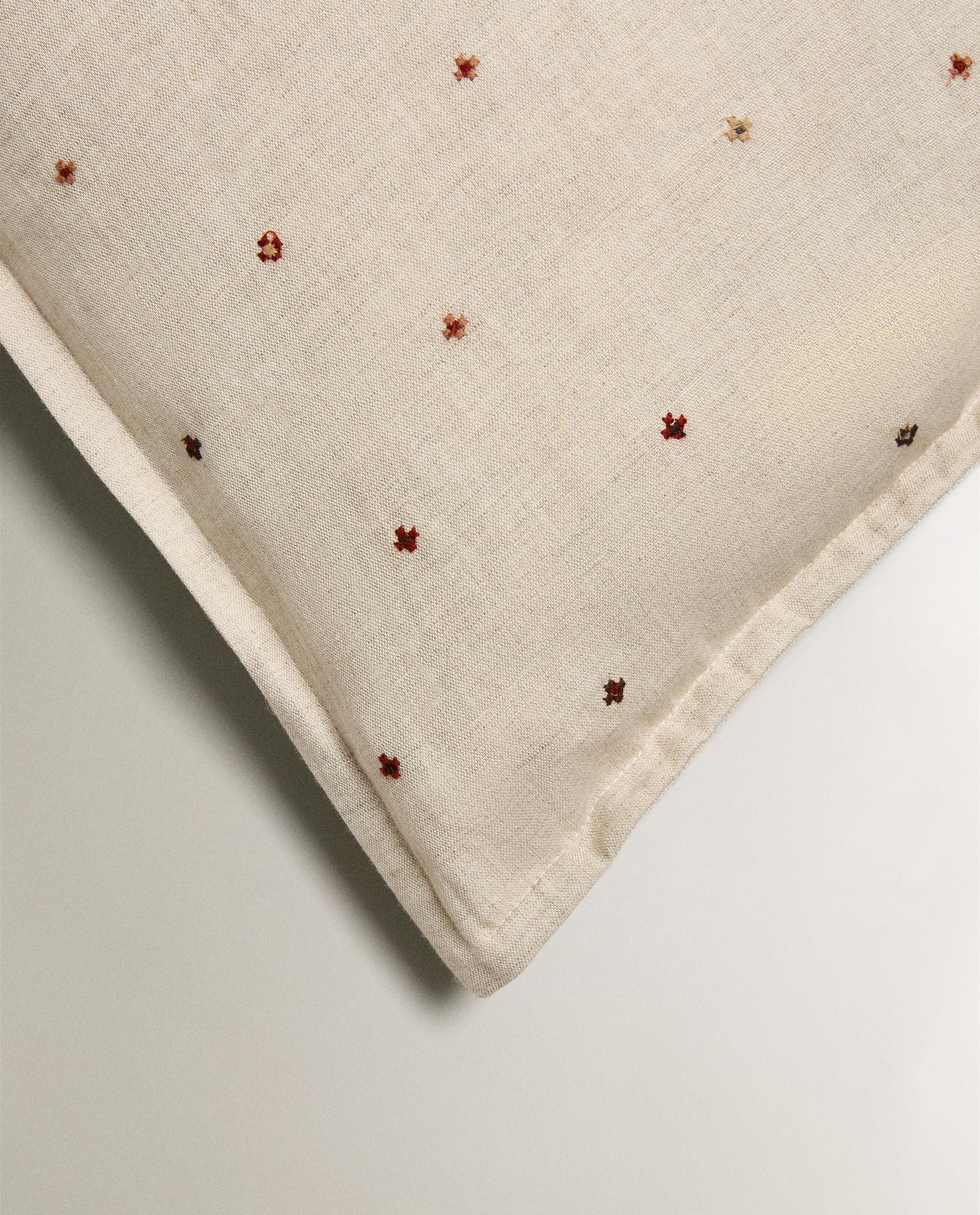 CHRISTMAS KNIT CUSHION COVER WITH CENTRAL DESIGN Zara Home Norge