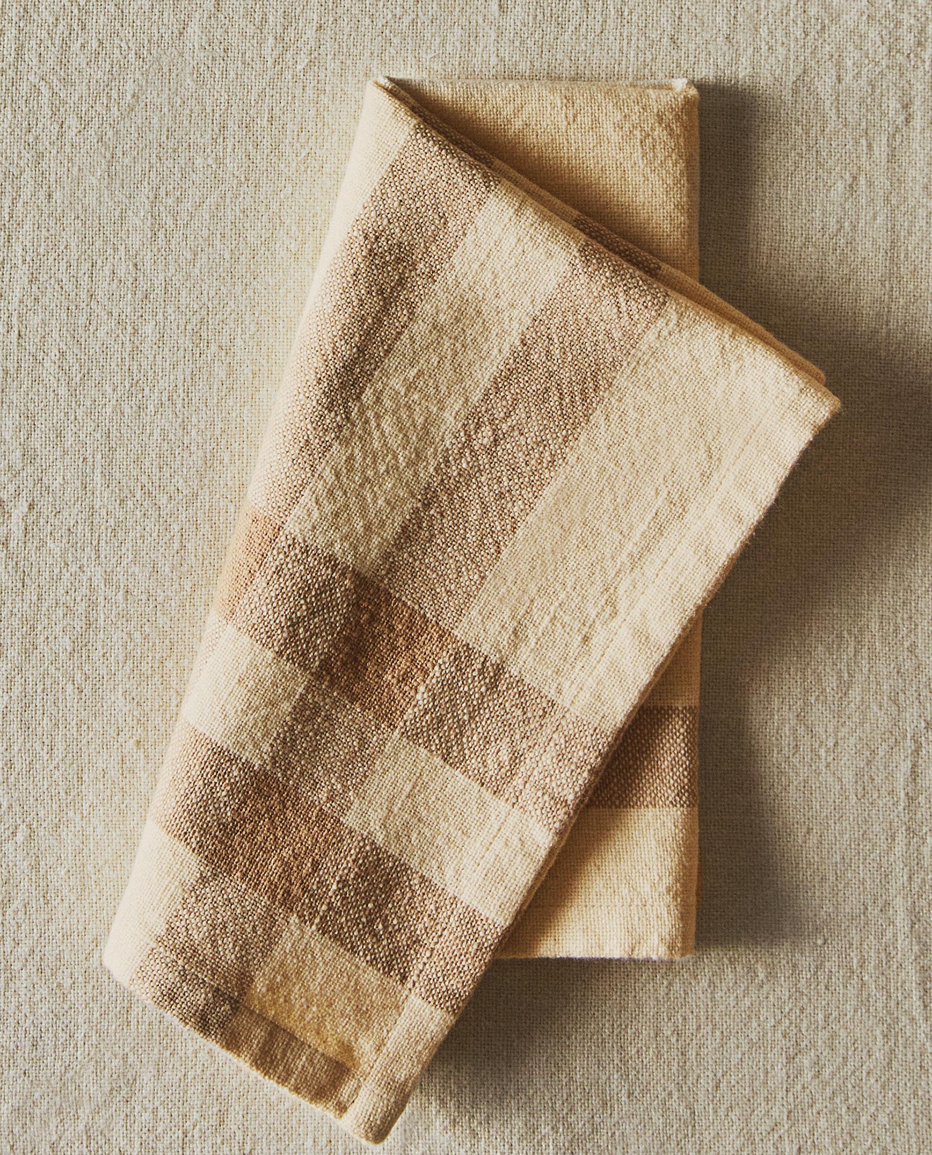 Set di n. 10 Tovaglioli, 37*37 cm, 100% cotone, punto a giorno e cifre Set di n. 10 Tovaglioli, 37*37 cm, 100% cotone, punto a giorno e cifre