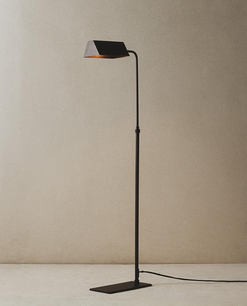 LÁMPARA PIE REGULABLE