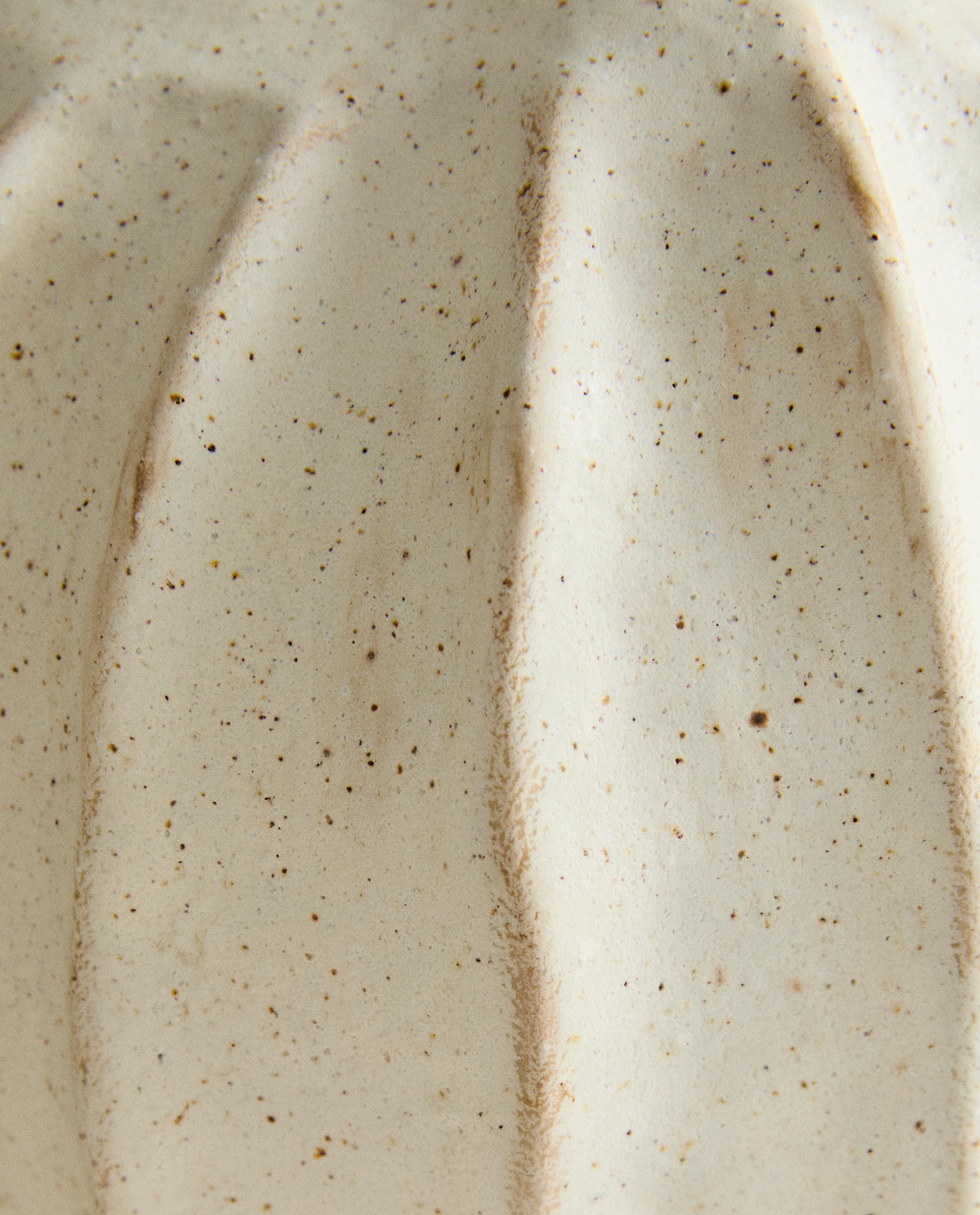 DECORATIVE ROUND CERAMIC VASE