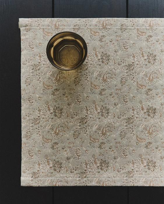 EINZELNER JACQUARD-BLUMEN-MANTEL