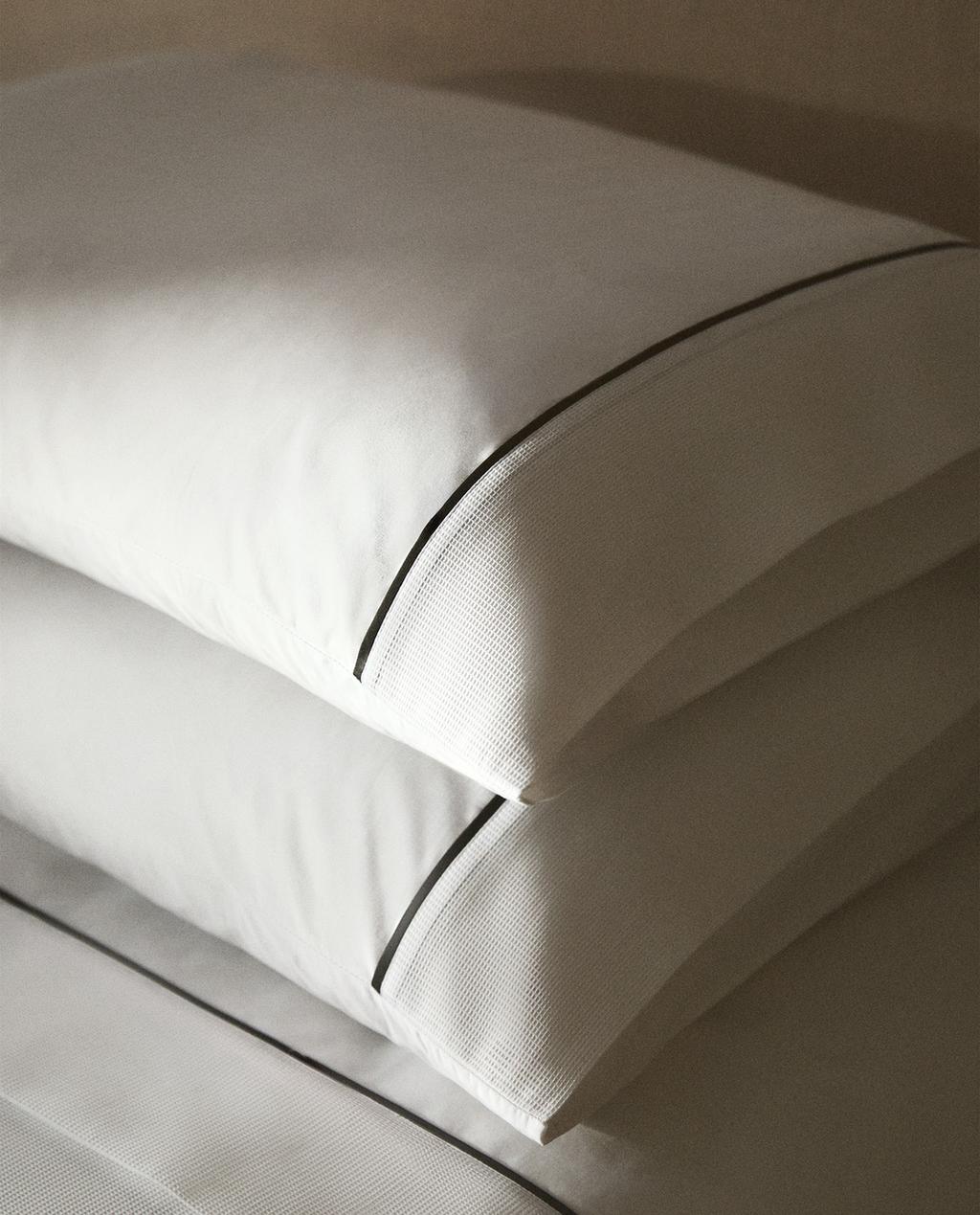 PILLOWCASE WITH PIQUÉ PIPING PILLOWCASE WITH PIQUÉ PIPING