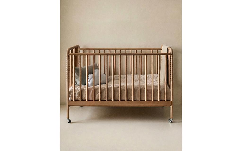 سرير أطفال خشب منقوش بعجلات