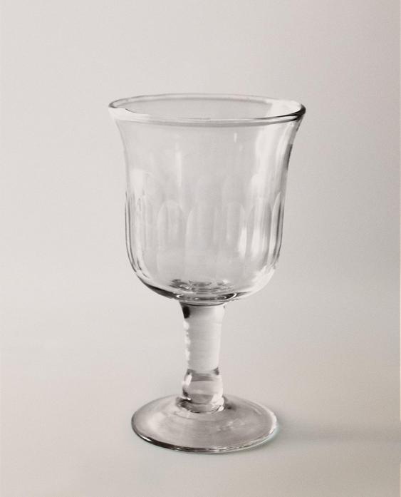 كأس بتصميم عمودي بارز