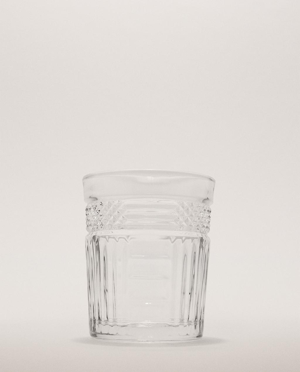 כוס זכוכית עם עיצוב מובלט