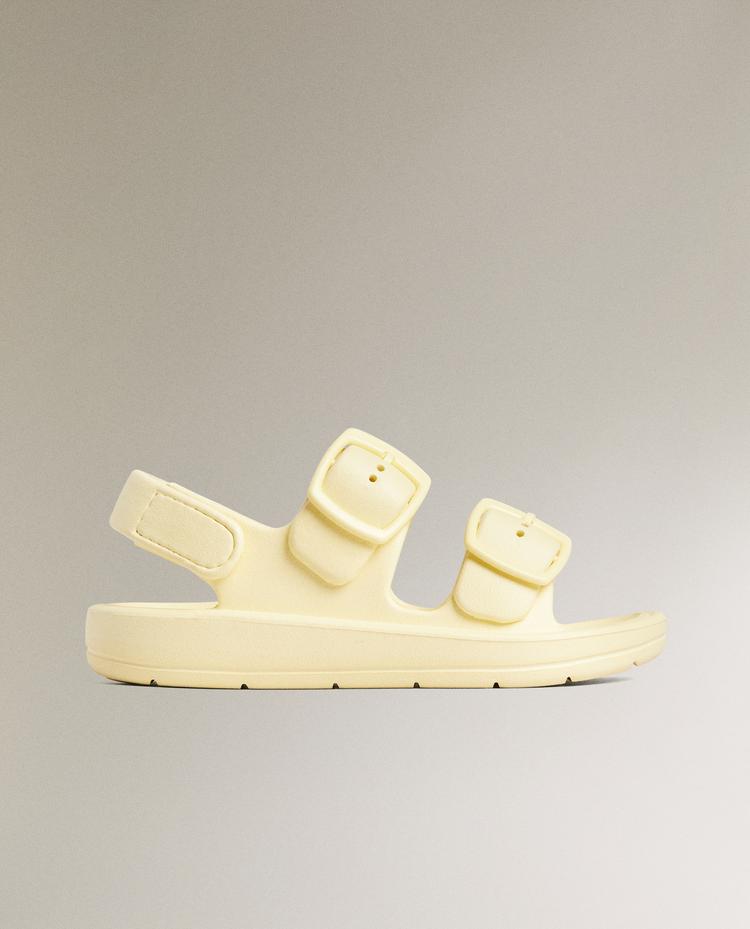 VOLUMINOUS BUCKLED SLIDERS