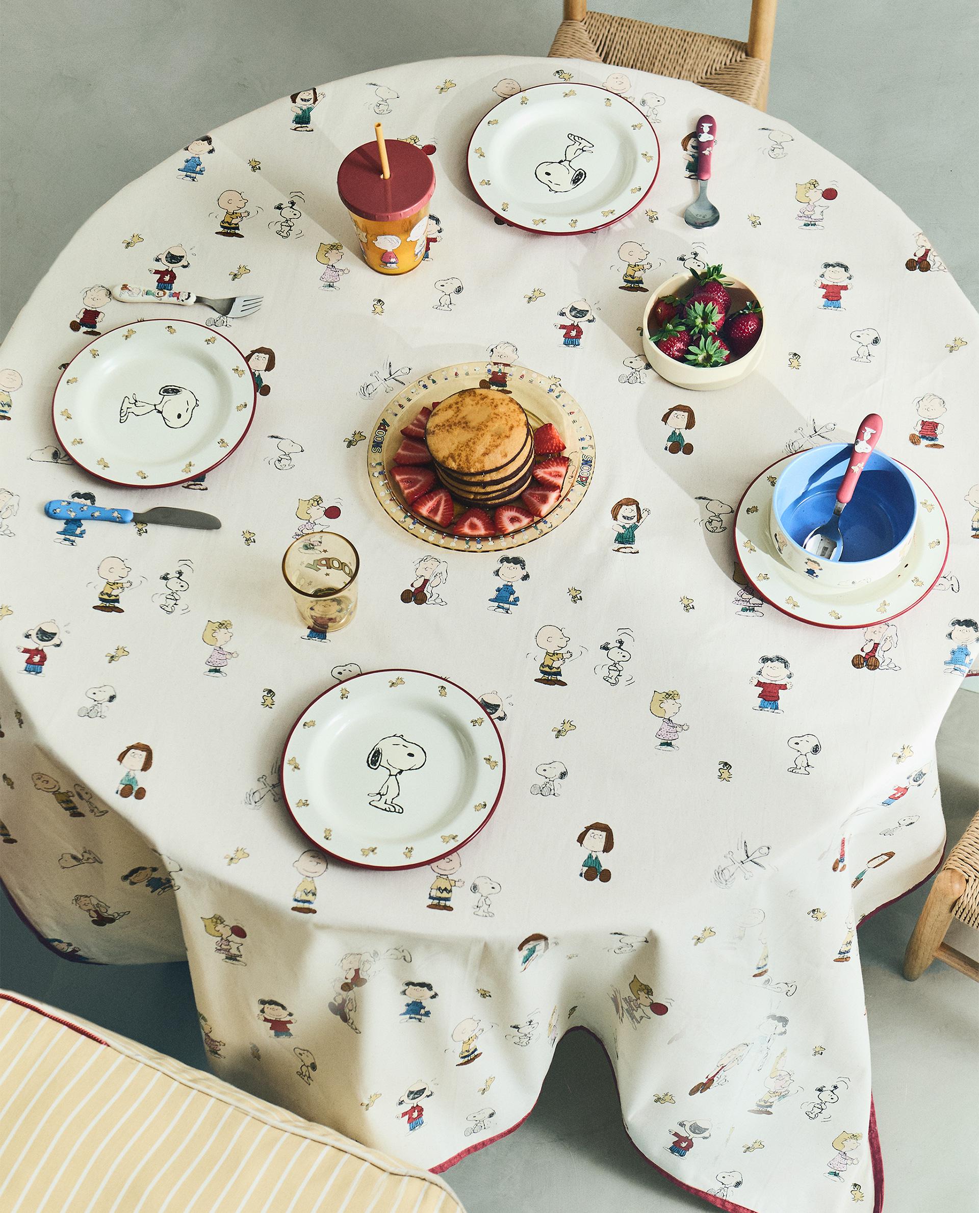 CHILDREN'S PEANUTS™ RESIN-COATED TABLECLOTH | Zara Home