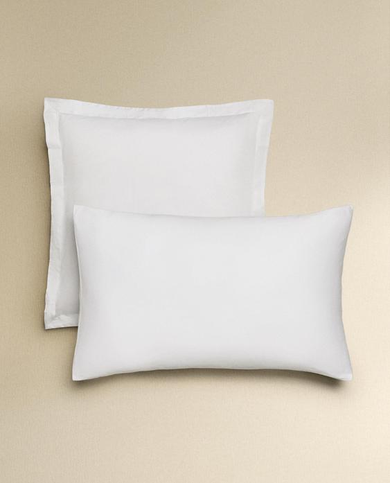 FRONHA DE TRAVESSEIRO DE CETIM COM ELEMENTO DECORATIVO