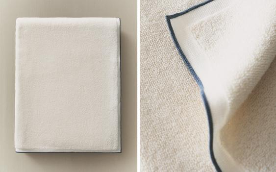 BADHANDDOEK MET GEKLEURD SIERSTIKSEL