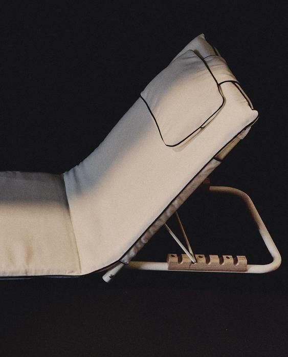 FOLDABLE FLOOR BEACH LOUNGER