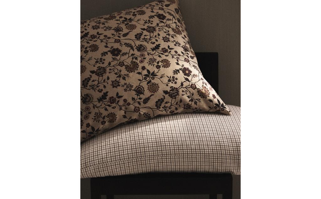 FUNDA ALMOHADA SATÉN ESTAMPADO FLOR