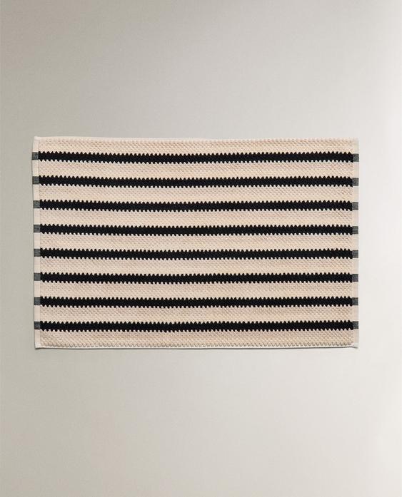 KÚPEĽŇOVÝ KOBEREC S GEOMETRICKÝM ŽAKÁROM KÚPEĽŇOVÝ KOBEREC S GEOMETRICKÝM ŽAKÁROM