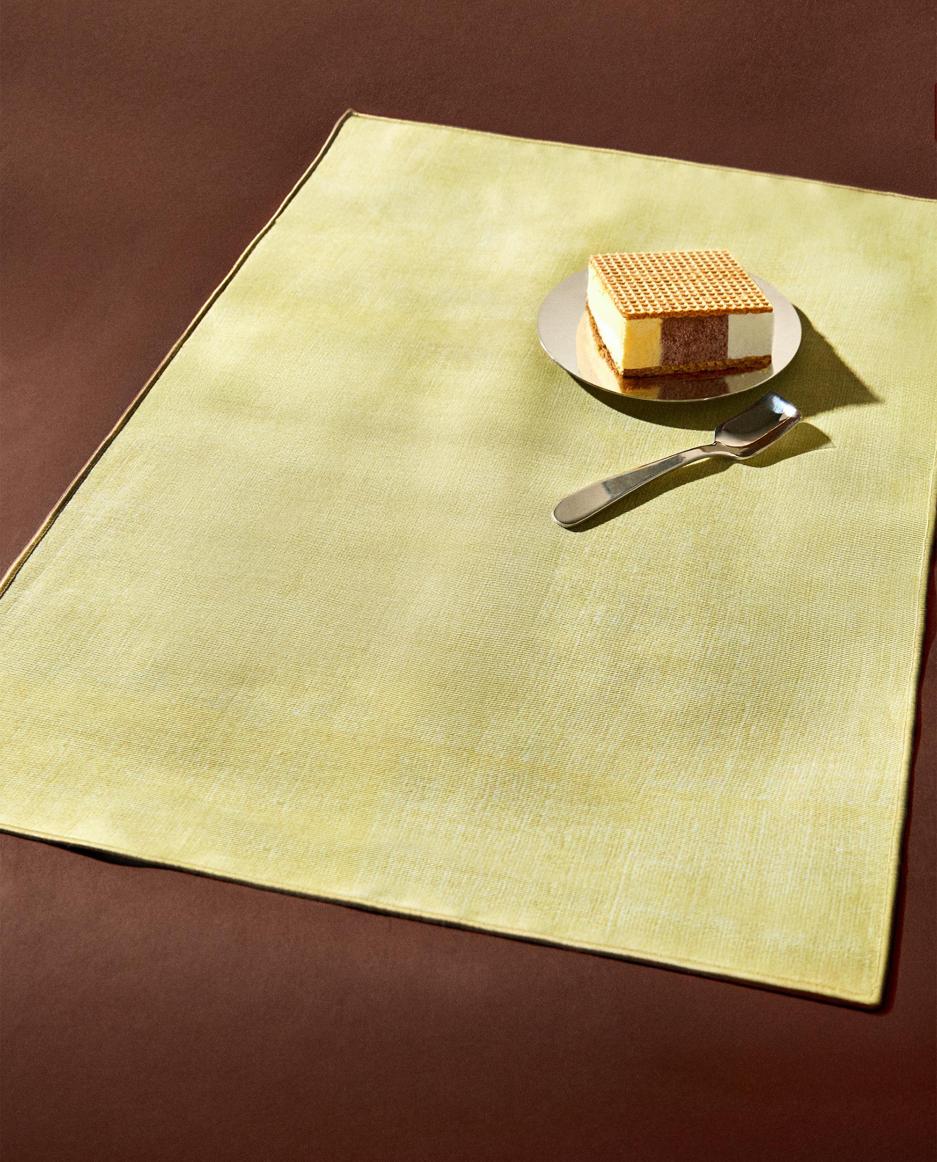 RESIN-COATED PLACEMAT WITH OVERLOCK