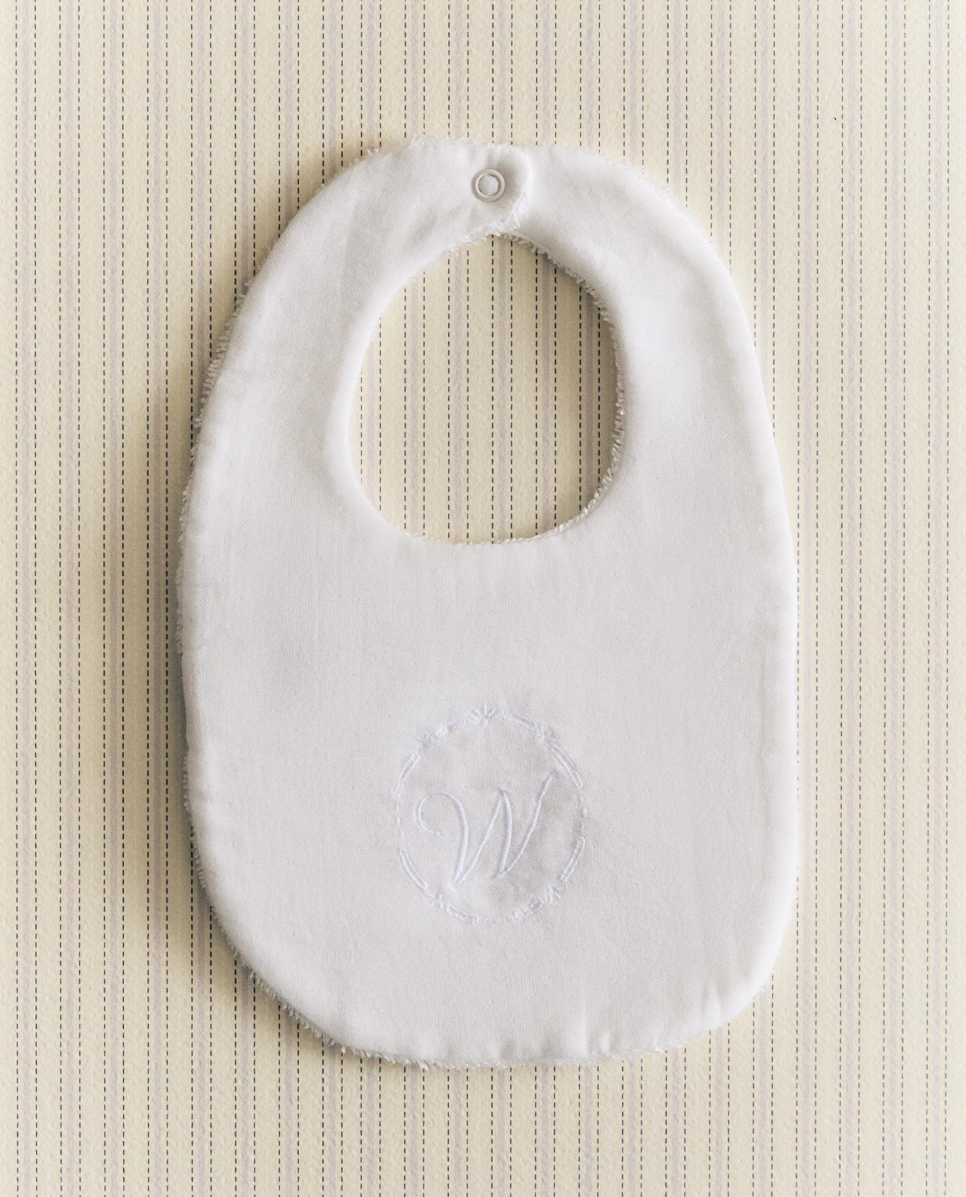 CHILDREN'S BIBS WITH LETTER DETAIL