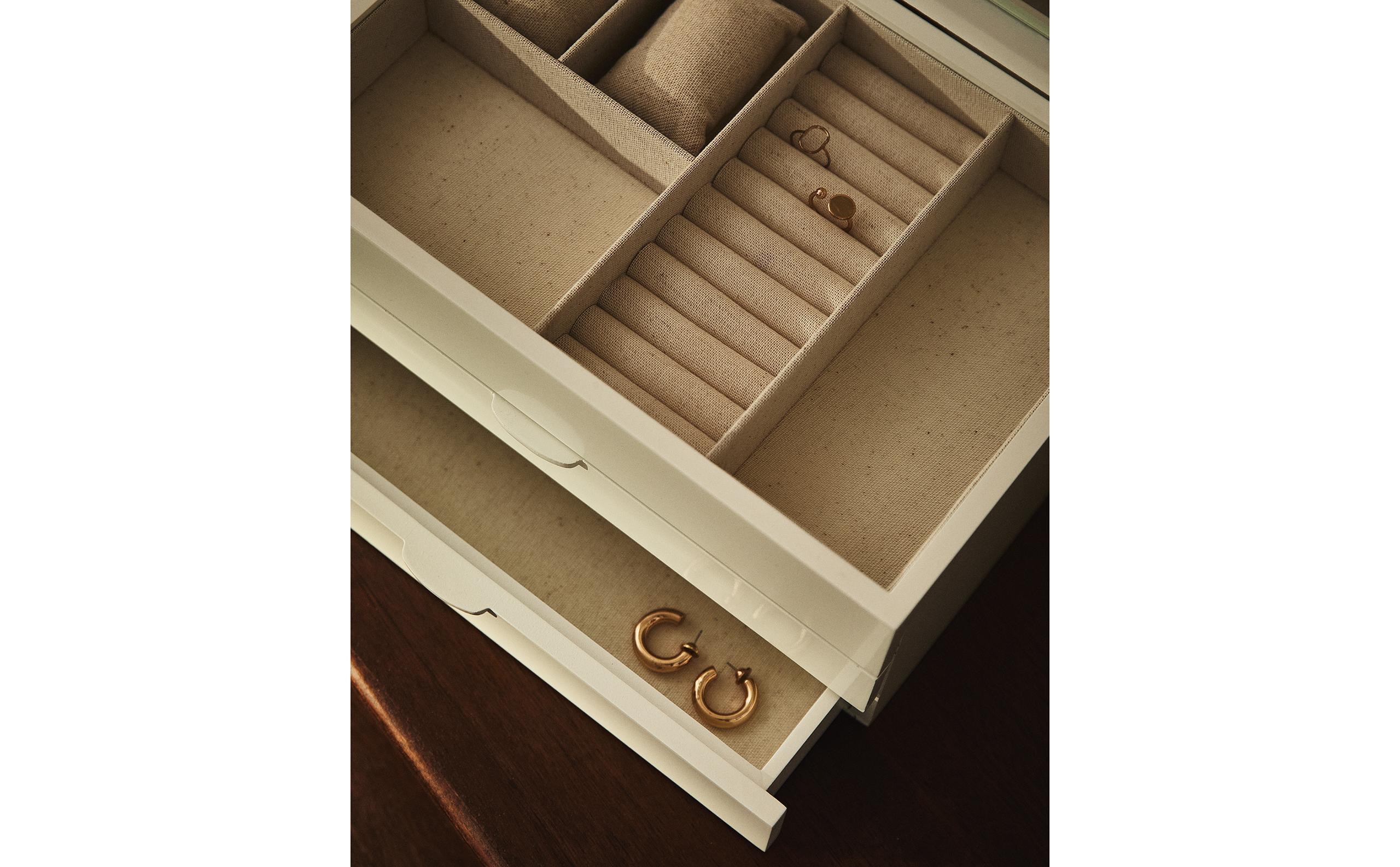 LACQUERED JEWELLERY BOX WITH DRAWERS