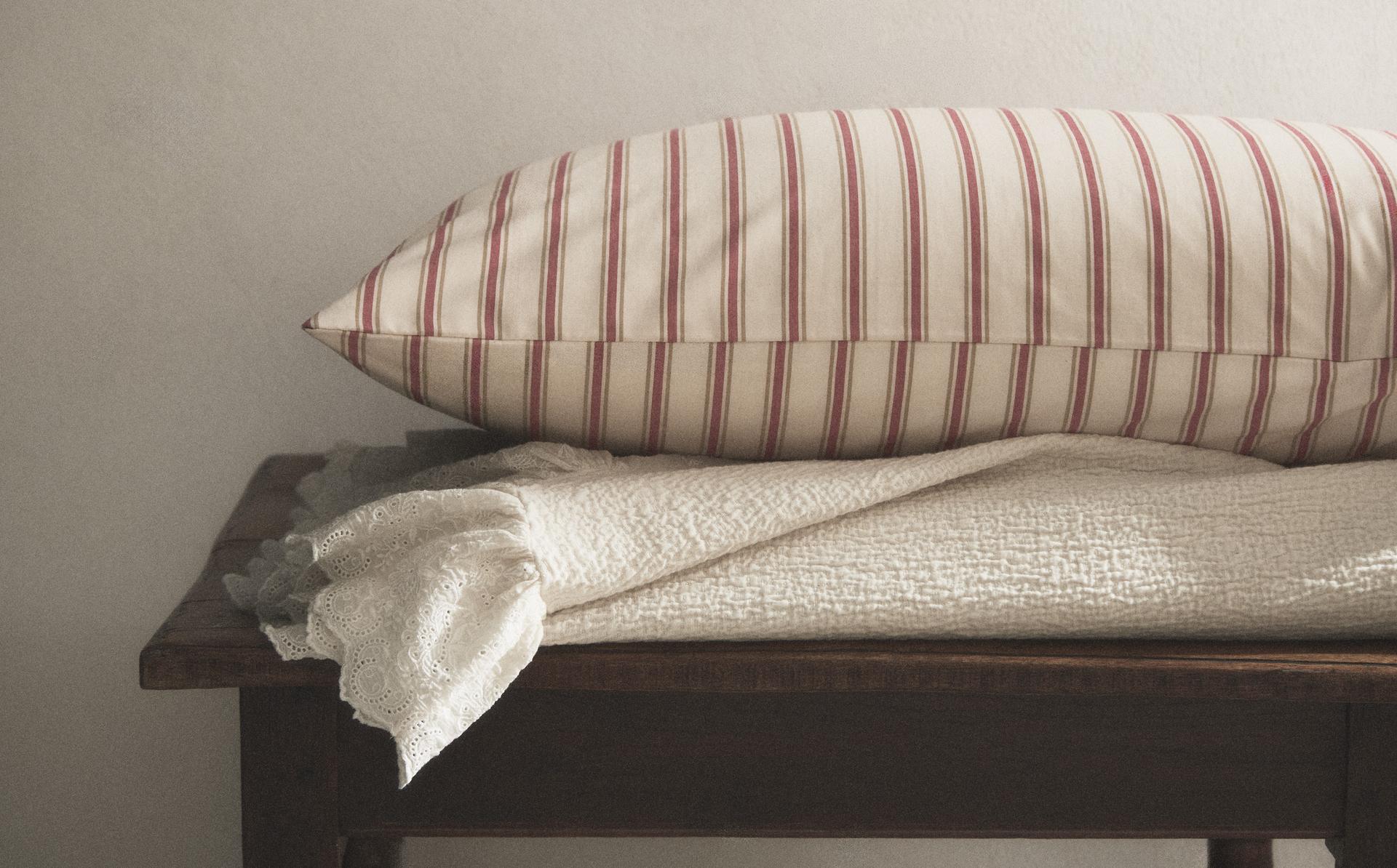 TEXTURED COTTON BEDSPREAD WITH EMBROIDERED RUFFLE TRIM TEXTURED COTTON BEDSPREAD WITH EMBROIDERED RUFFLE TRIM