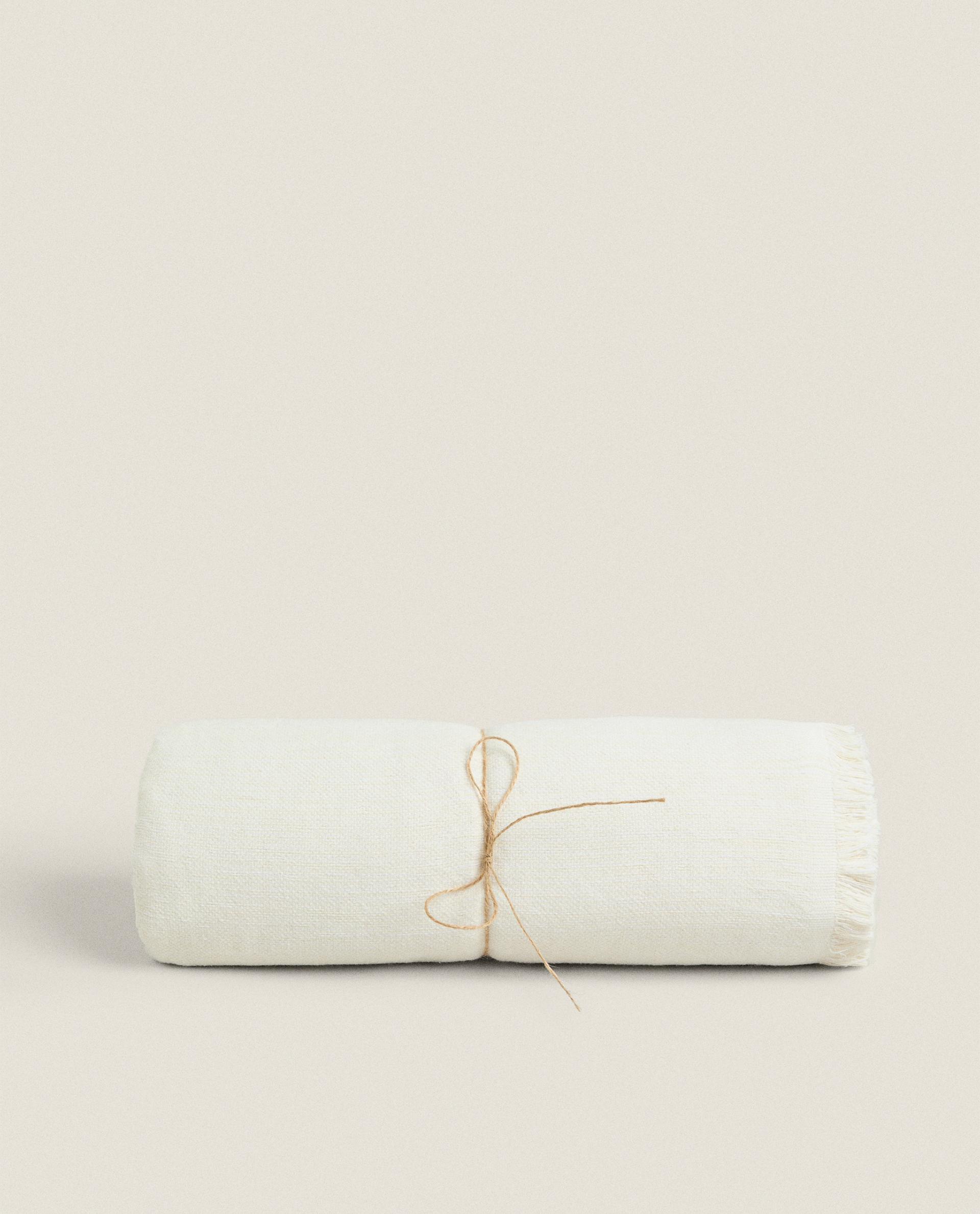 PLAIN MULTIPURPOSE THROW