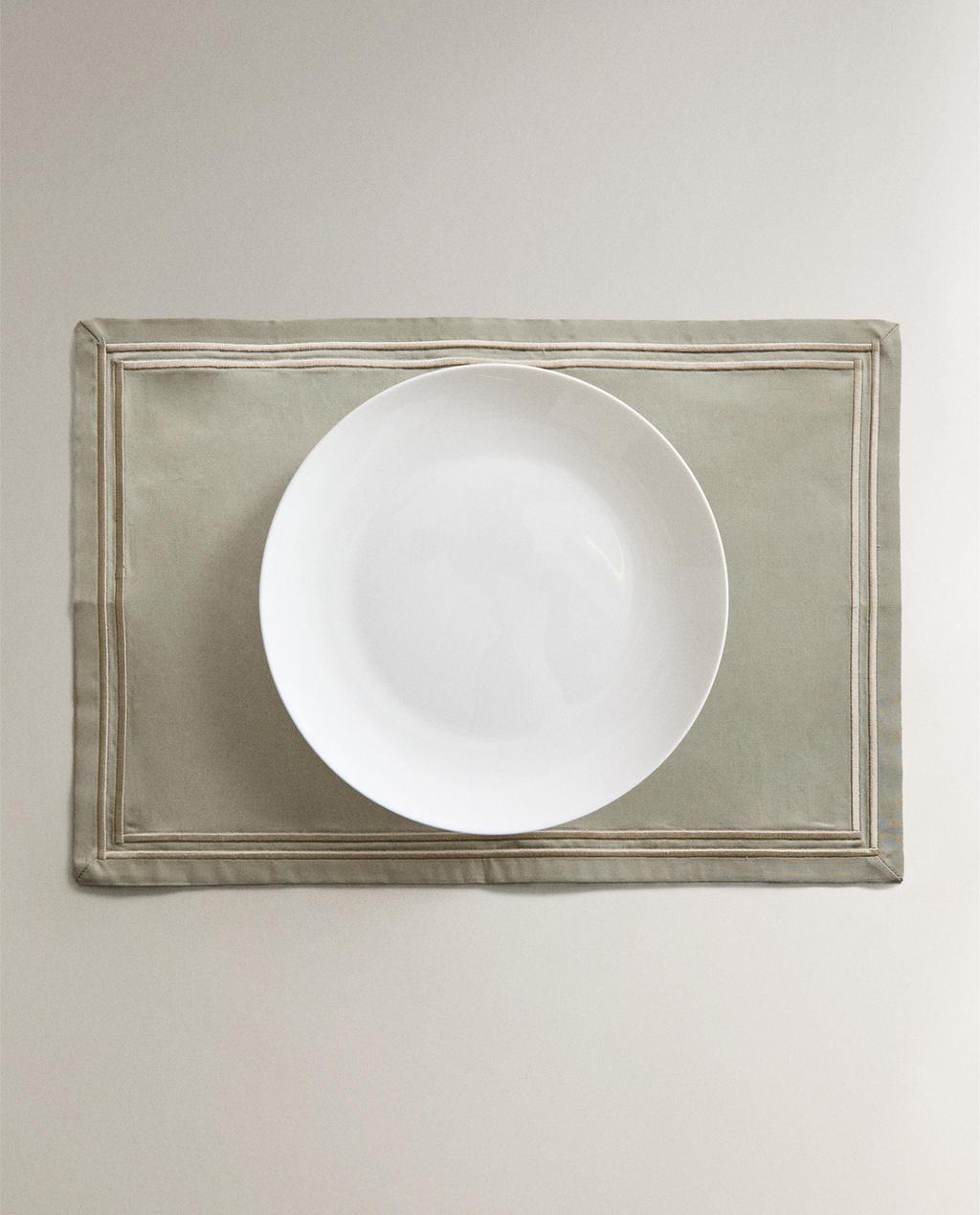 SET DE TABLE SATIN FESTONNÉ